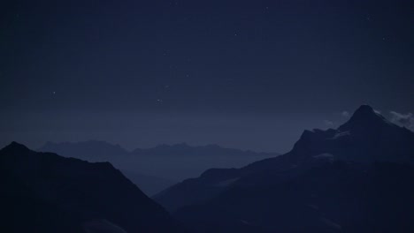 Wolken-Rollen-über-Die-Gipfel-Des-Kaukasus