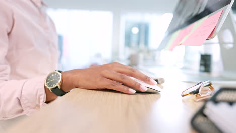 manos ocupadas de una mujer de negocios escribiendo