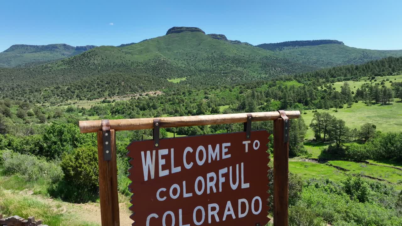 bienvenidos a la colorida señal de colorado a lo largo de la autopista interestatal con un hermoso mirador escénico