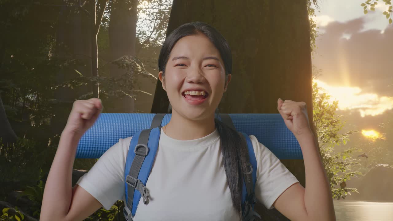 숲 속 의 행복 한 산책자