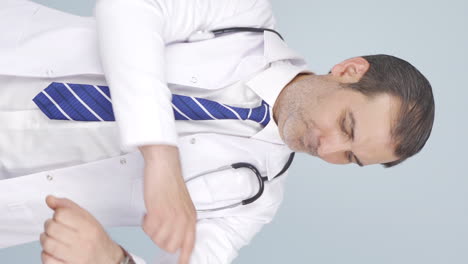 el video vertical del doctor muestra la tos correcta.