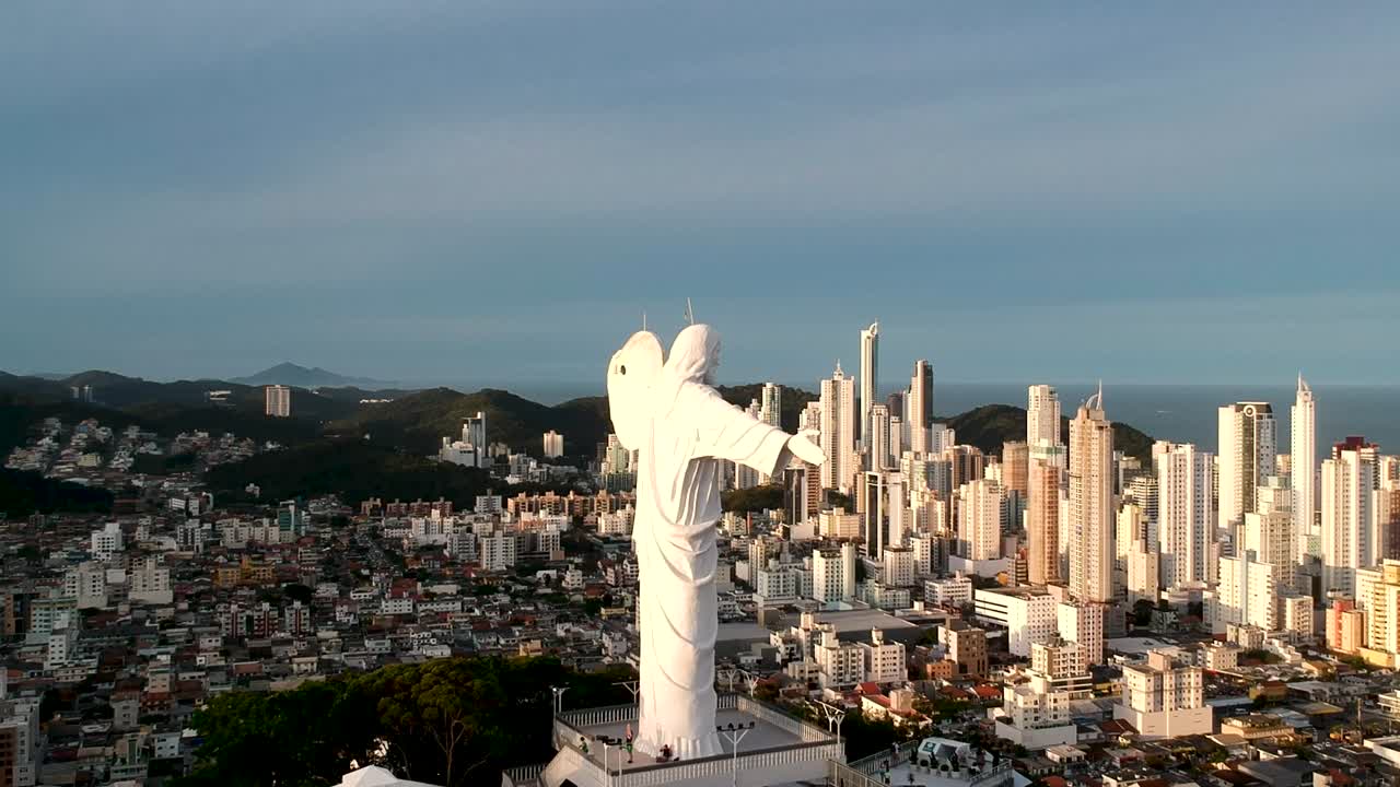 voando em torno do cristo redentor em balneario camboriu