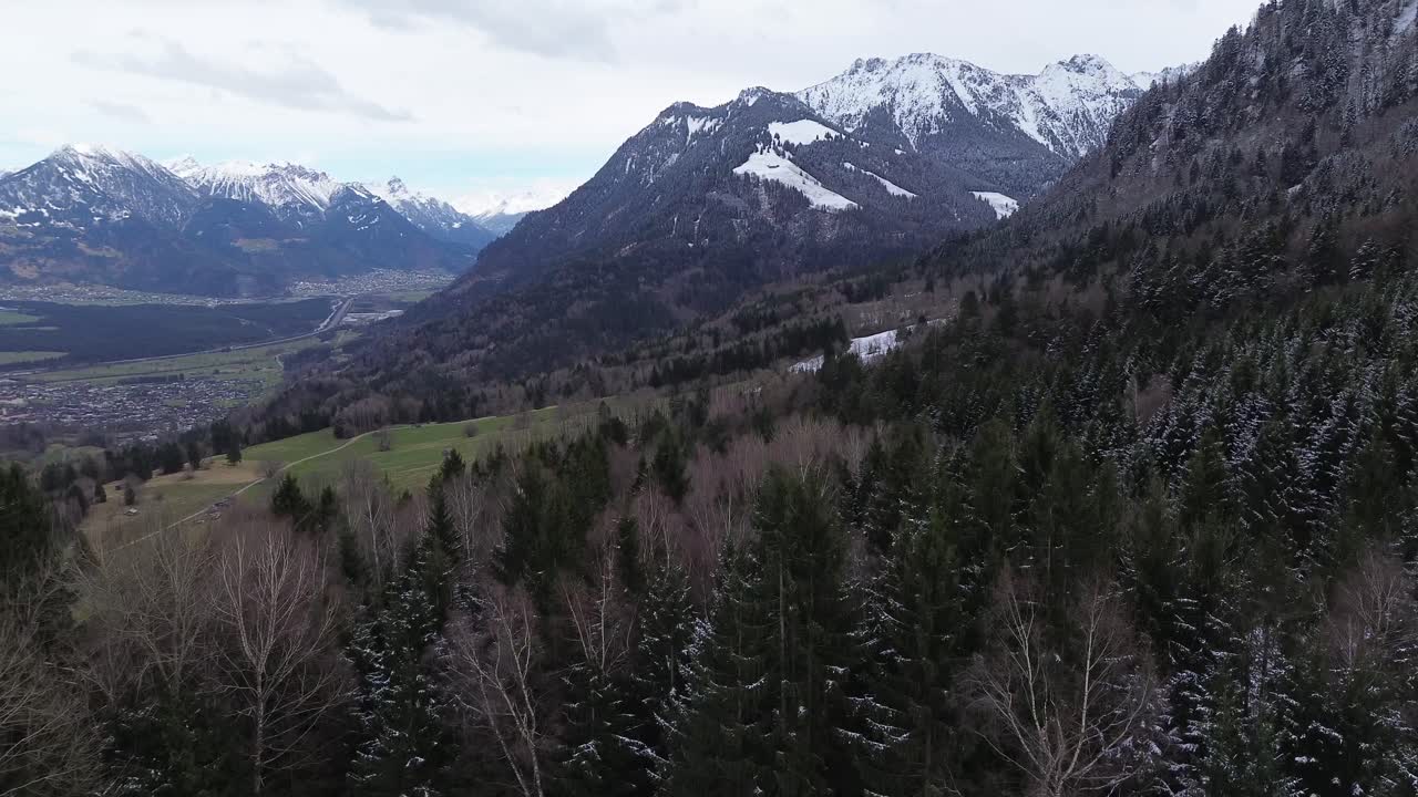 tomada aérea de 4k de un hermoso paisaje de montaña de invierno