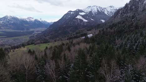 4K-Luftaufnahme-Einer-Wunderschönen-Winterlichen-Berglandschaft