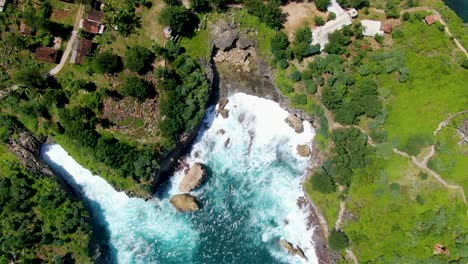 Las-Olas-Del-Océano-Se-Extienden-En-Una-Tranquila-Vista-Aérea-De-La-Cala,-La-Playa-De-Gesing,-Java,-Indonesia.