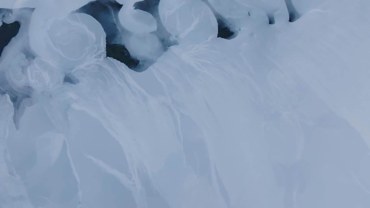 Una prospettiva interessante della calotta glaciale che incarna una famiglia umana, lago ghiacciato astratto