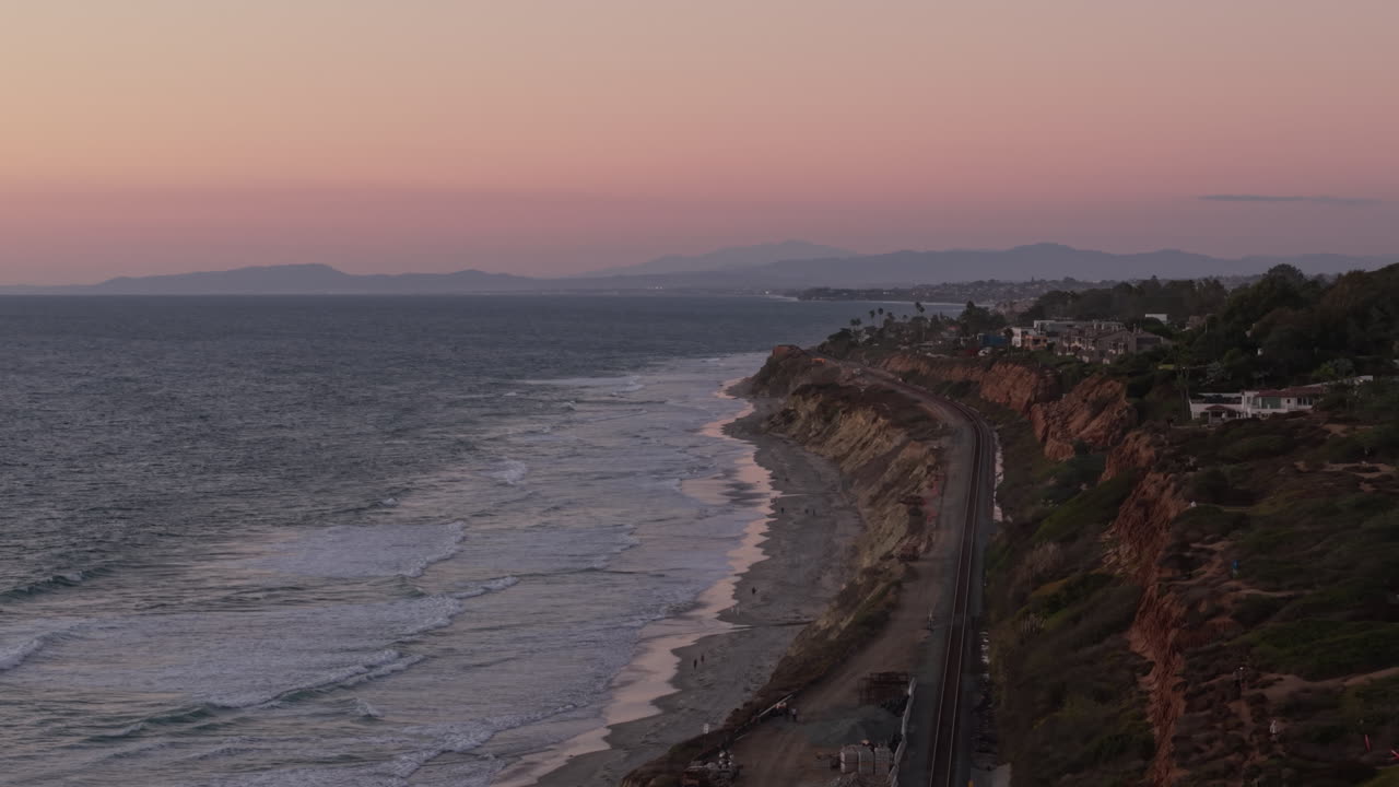 Vách đá Torrey Pines Sanstone và những ngôi nhà ven biển ở Del Mar, California sau khi mặt trời lặn, đoạn phim 4K từ máy bay không người lái