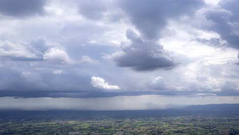 Lapso-De-Tiempo-De-Fuertes-Nubes-De-Lluvia-Moviéndose-Sobre-El-Paisaje-En-Italia