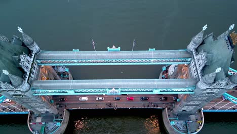 Dolly-Out-Tilt-Up-Drohnenaufnahme-Der-Tower-Bridge-In-London