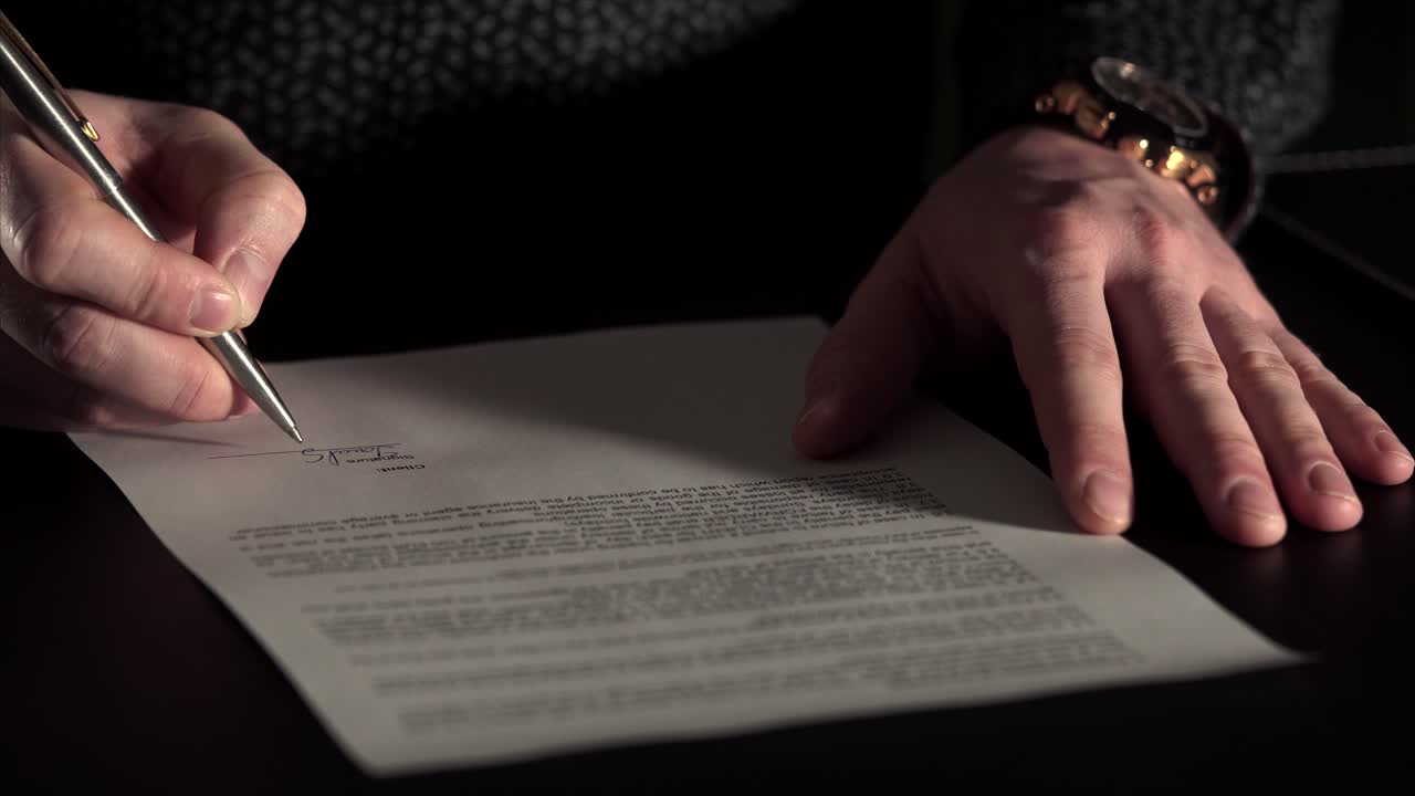 계약서에 서명하는 사람