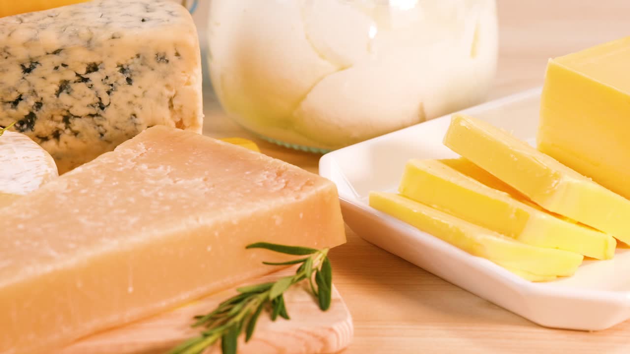 나무 테이블 에 있는 여러 가지 치즈 와 버터