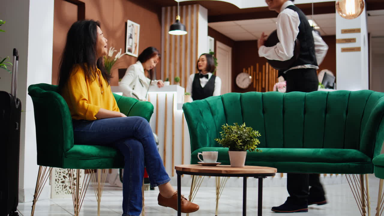 huésped del hotel que paga el pedido de café en la terminal postal