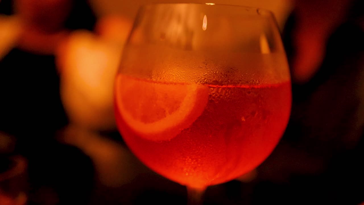 Un bicchiere da cocktail con una fetta d'arancia