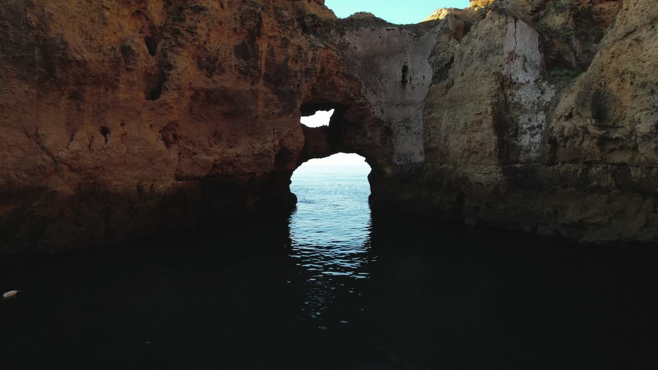volar a través del arco rocoso, en una mañana soleada en algarve, portugal