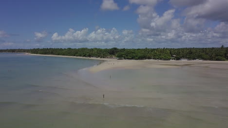 Eine-Herrliche-Aussicht-Bietet-Sich-An-Den-Natürlichen-Pools-Von-Barra-De-Lagoa-In-Morro-De-Sao-Paulo,-Bahia,-Brasilien,-Wo-Bezaubernder-Weißer-Sand-Und-Grüne-Bäume-Zu-Einer-Ruhigen-Atmosphäre-Beitragen