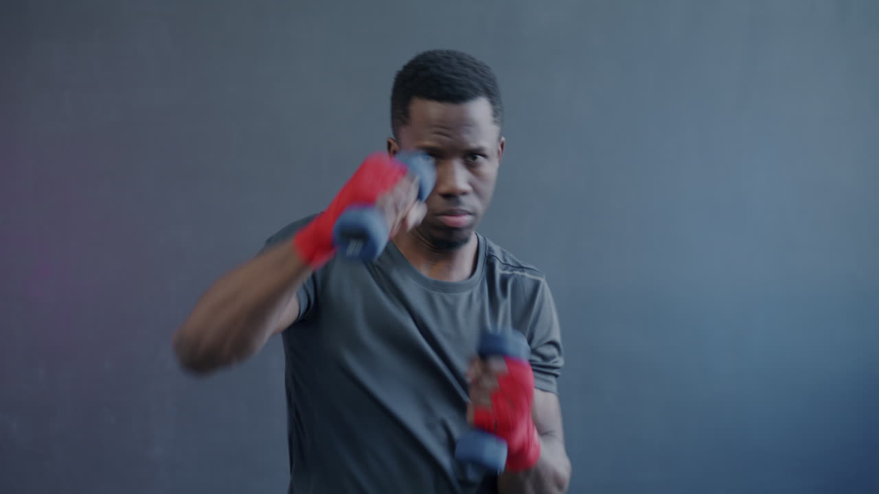 hombre haciendo ejercicio con pesas