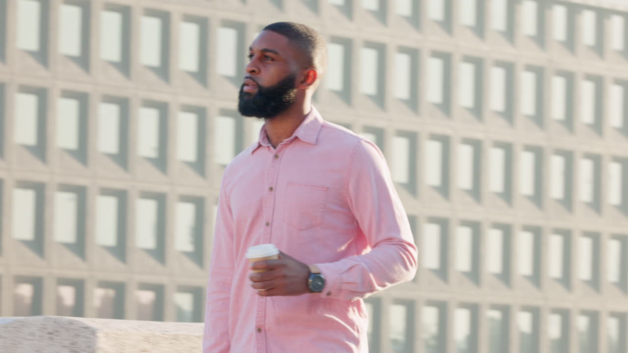 joven empresario afroamericano que viaja al trabajo