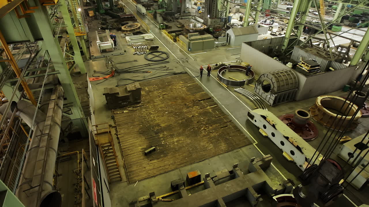 노동자 들 이 있는 큰 산업 공장