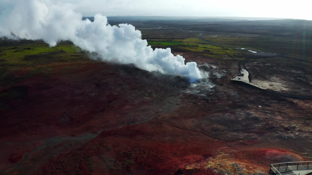 vista aérea del humo blanco que se eleva desde las aguas termales de gunnuhver en islandia