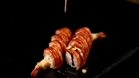 delicioso rollo de sushi de salmón y camarón