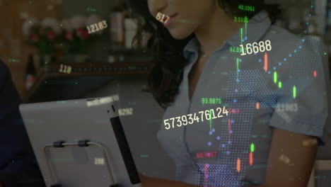 animación del procesamiento de datos financieros sobre una mujer biracial usando una tableta.