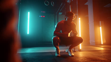 Recuperarse-Después-De-Un-Entrenamiento-En-El-Gimnasio.-Un-Hombre-Cansado-Se-Seca-El-Sudor-Y-Se-Prepara-Para-Una-Carrera-Victoriosa.-Color-Azul-Y-Naranja.