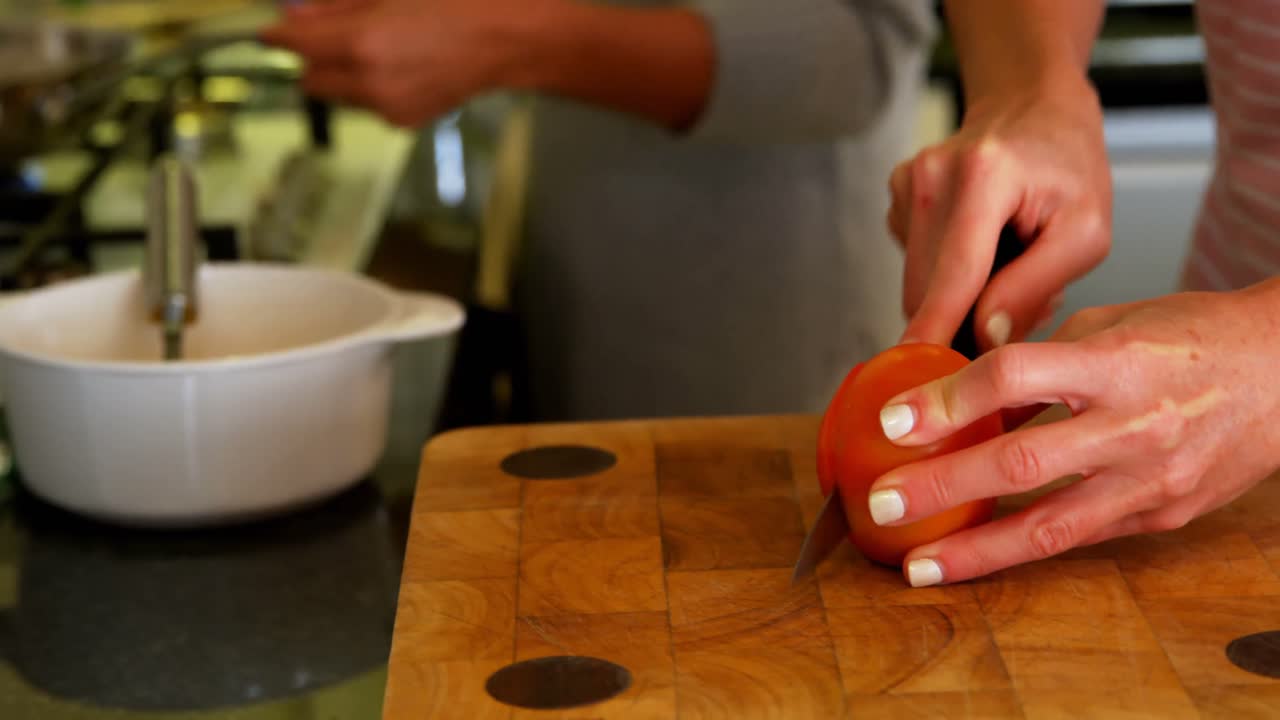 집의 부 ⁇ 에서 음식을 준비하는 레즈비언 커플 4k