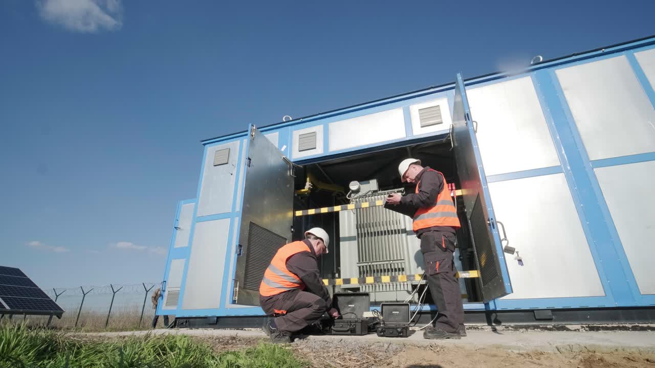 ejecución de trabajos de medición eléctrica en el transformador de potencia