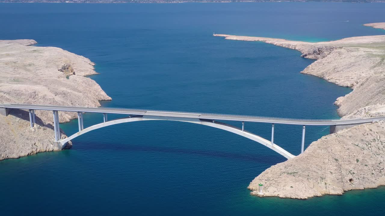 Vista aerea del ponte di Pag che collega l'isola con la terraferma croata nel Mare Adriatico