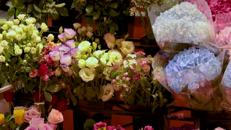 flores vibrantes dispuestas en una tienda bulliciosa