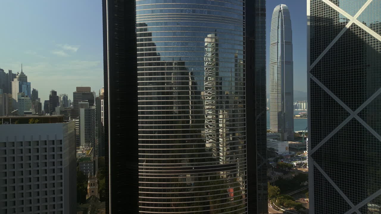 Grattacieli moderni e riflessi del paesaggio urbano a Hong Kong