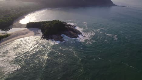 Droneflying-Orbital-En-Una-Hermosa-Playa-H-Roca-Y-árboles-En-La-Luz-Del-Sol-De-La-Mañana