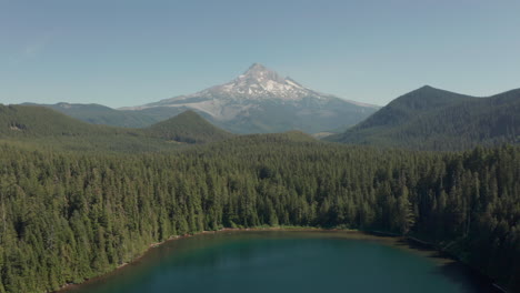 disparo aéreo alto sobre un lago hacia el monte hood