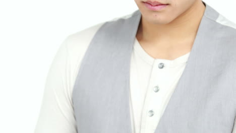 태블릿 pc를 사용하는 웃는 남자