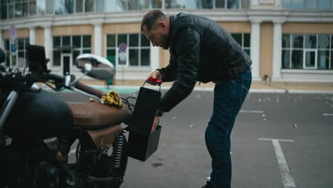 hombre trabajando en una motocicleta de época
