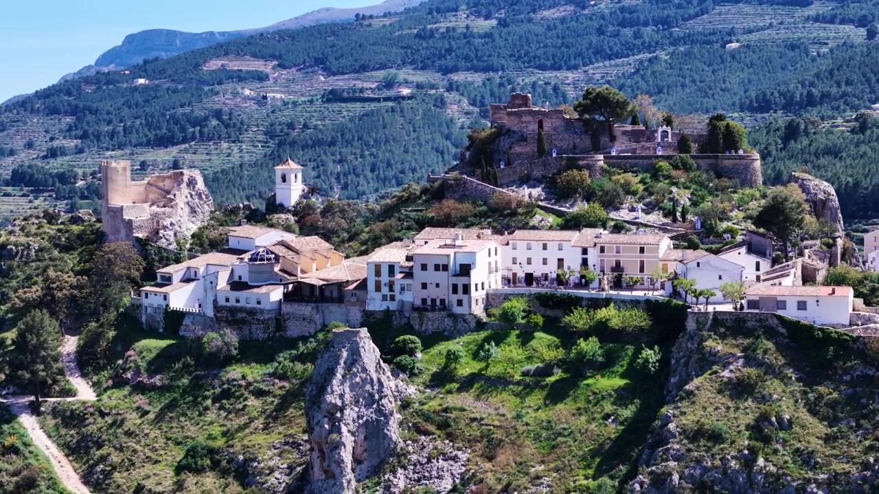 Vista aerea panoramica del villaggio e del castello di Guadalest incastonati tra le montagne spagnole