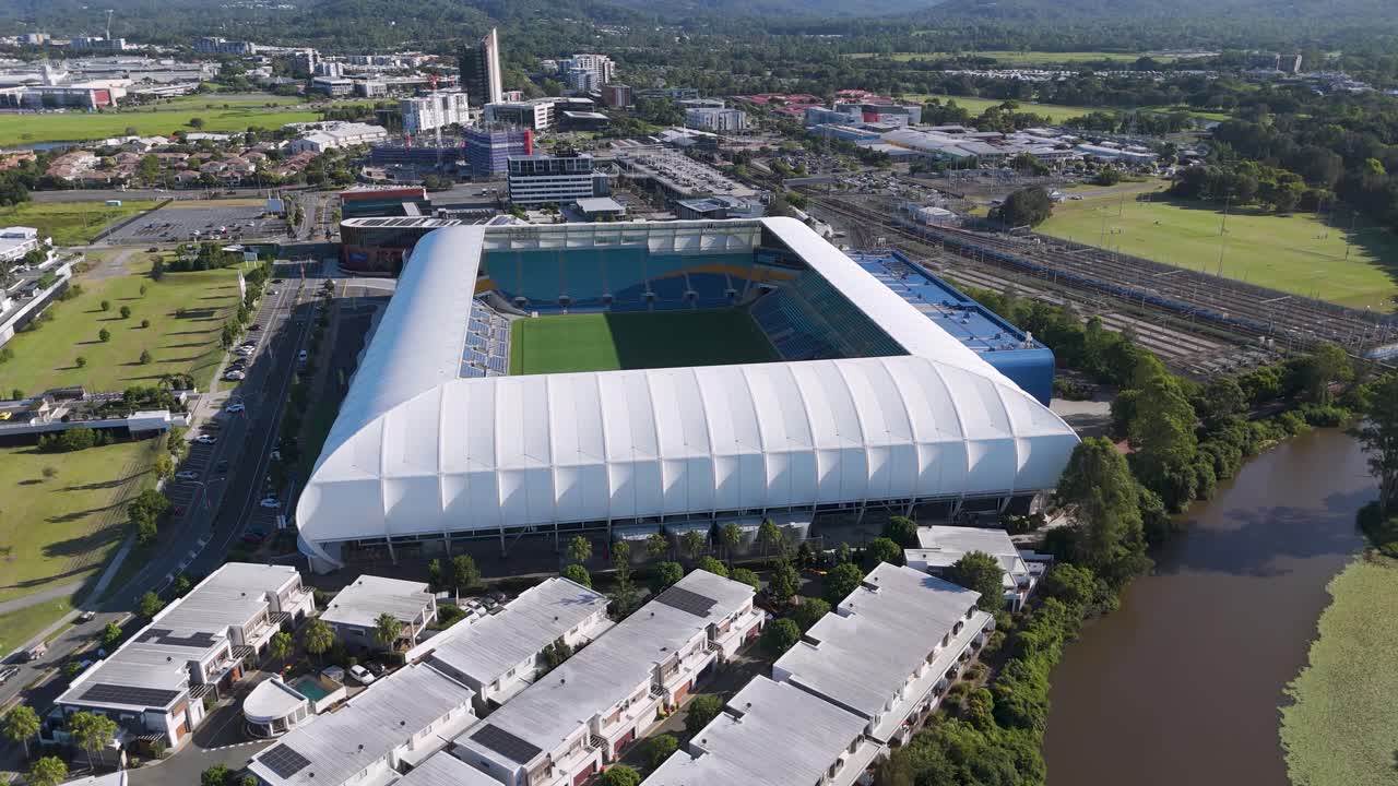 estadio rodeado de paisaje urbano y río