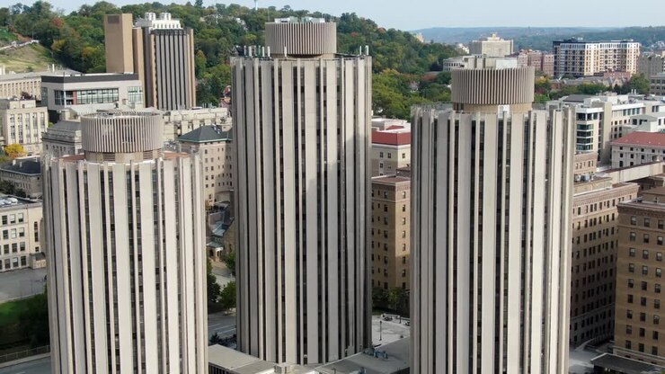 Alti edifici circolari per dormitori in stile anni '60 nel campus universitario e alloggi per studenti a Pittsburgh, Pennsylvania, USA
