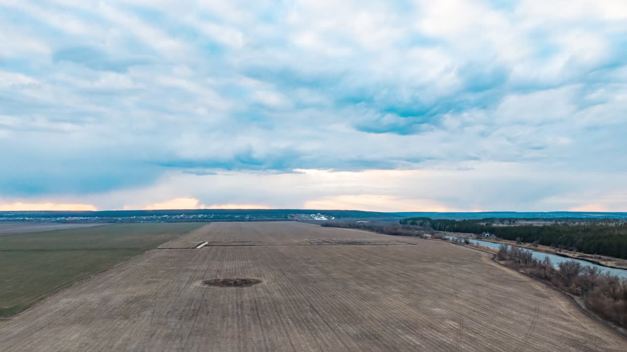 시골 농경지 와 강 의 공중 사진