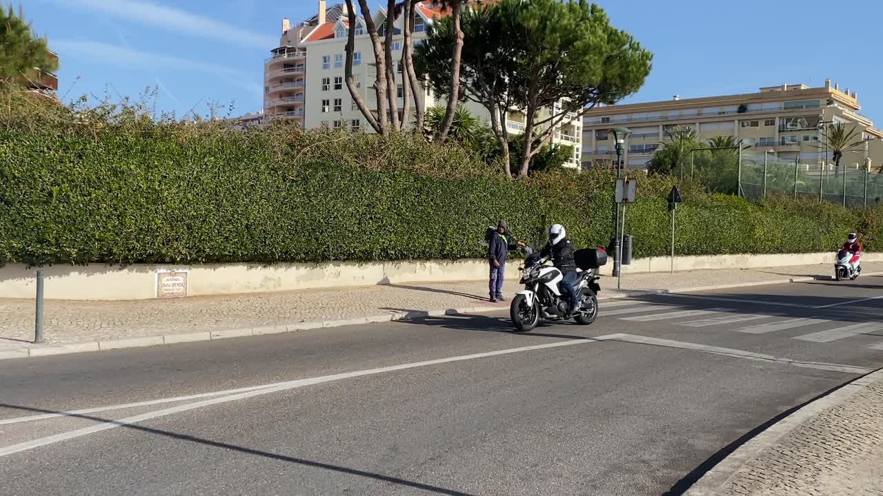 santa claus montando su motocicleta en la calle en portugal