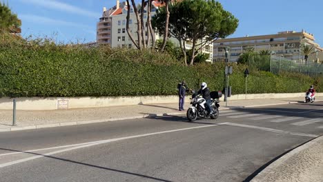 Weihnachtsmann,-Der-Sein-Motorrad-Auf-Der-Straße-In-Portugal-Fährt