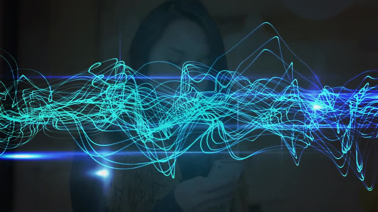 animación de rastros de luz sobre mujer caucásica