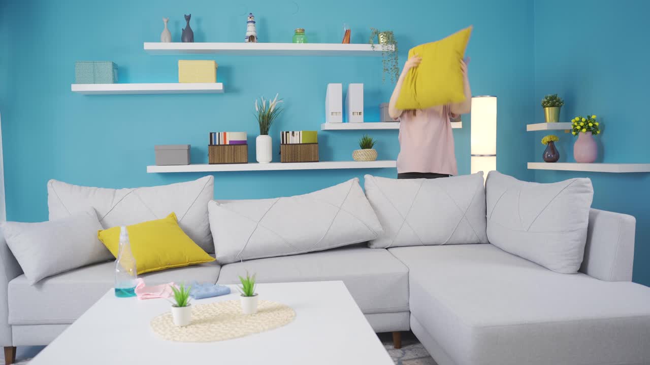 mujer asiática haciendo limpieza de primavera sentada y tomando un descanso después de completar su trabajo.