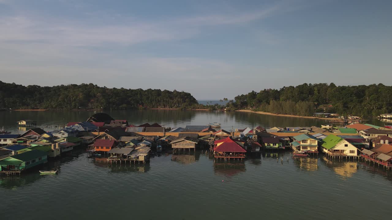 vuelo aéreo sobre el muelle de bang bao y un arrastrero de pesca a lo largo de la costa de koh chang, tailandia