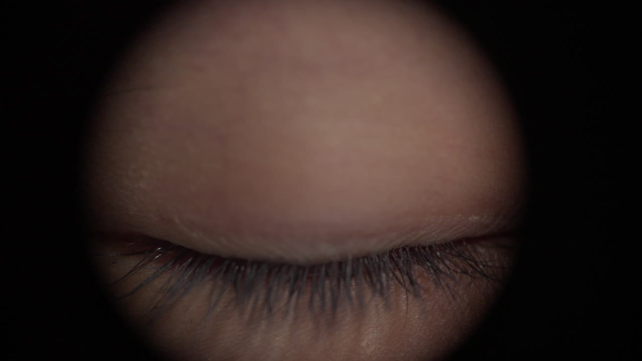 구 ⁇ 을 통해  ⁇ 박이는 사람의 눈. 클로즈업
