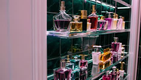 exhibición de perfumes de lujo en el baño moderno