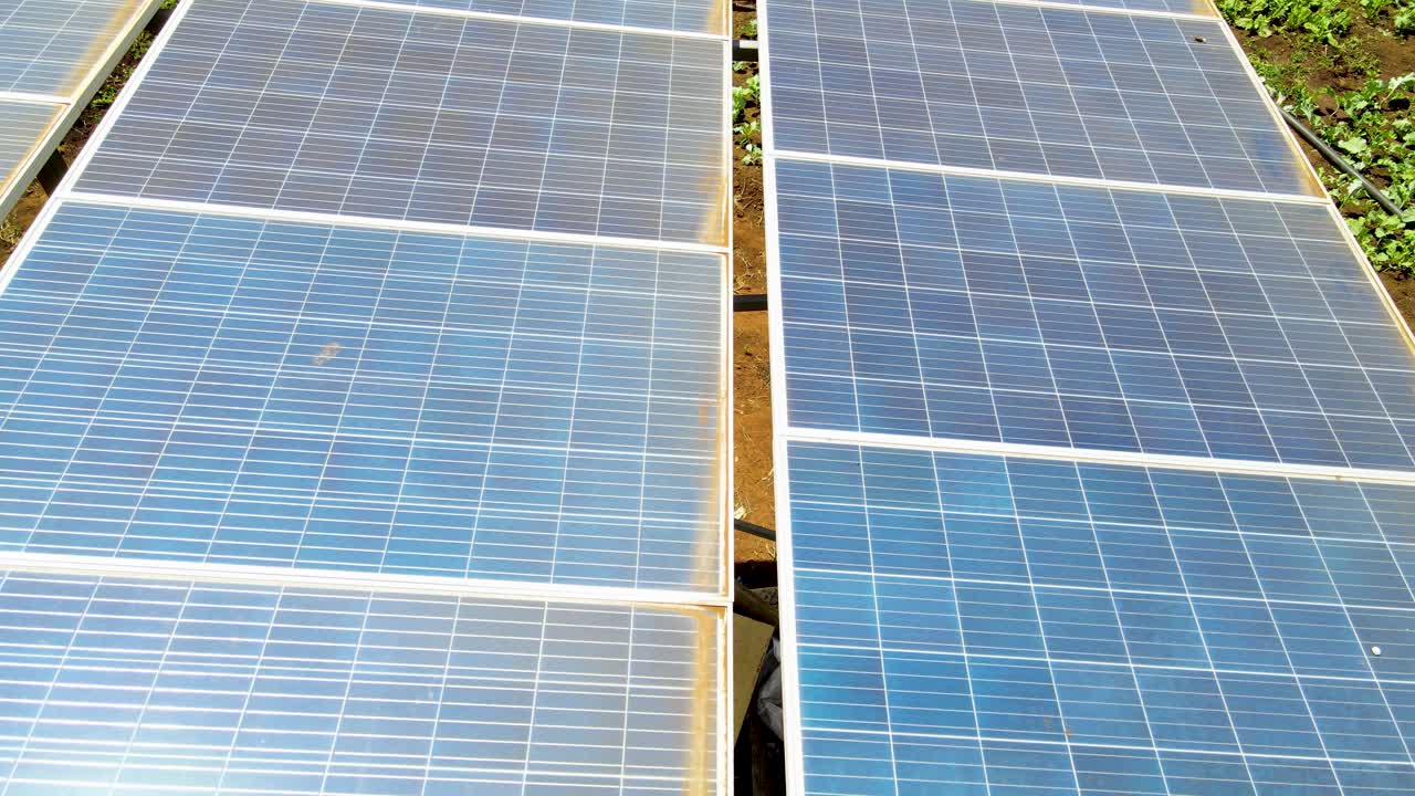 vista aérea de drones en grandes paneles solares en una granja solar al atardecer brillante