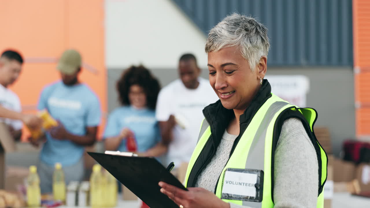 mujer, el voluntariado y la lista de verificación de alimentos