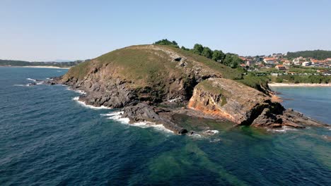 Pan-Drohnenaufnahmen-Einer-Atemberaubenden-Klippenlandschaft-Mit-Weißen-Wellen-Und-Klarem-Wasser