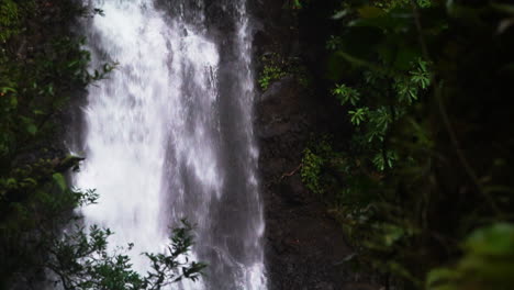 Tavarua-Wainibau-Falls-Wasserfälle-Dschungel-Berg-Taveuni-Garten-Insel-Korallenküste-Riff-Bruch-Sand-Tropisch-Friedlich-Palme-Kokosnussbäume-Regnerisch-Bewölkt-Atemberaubend-Tourismus-Fidschi-Zeitlupe-Schwenk-Nach-Unten